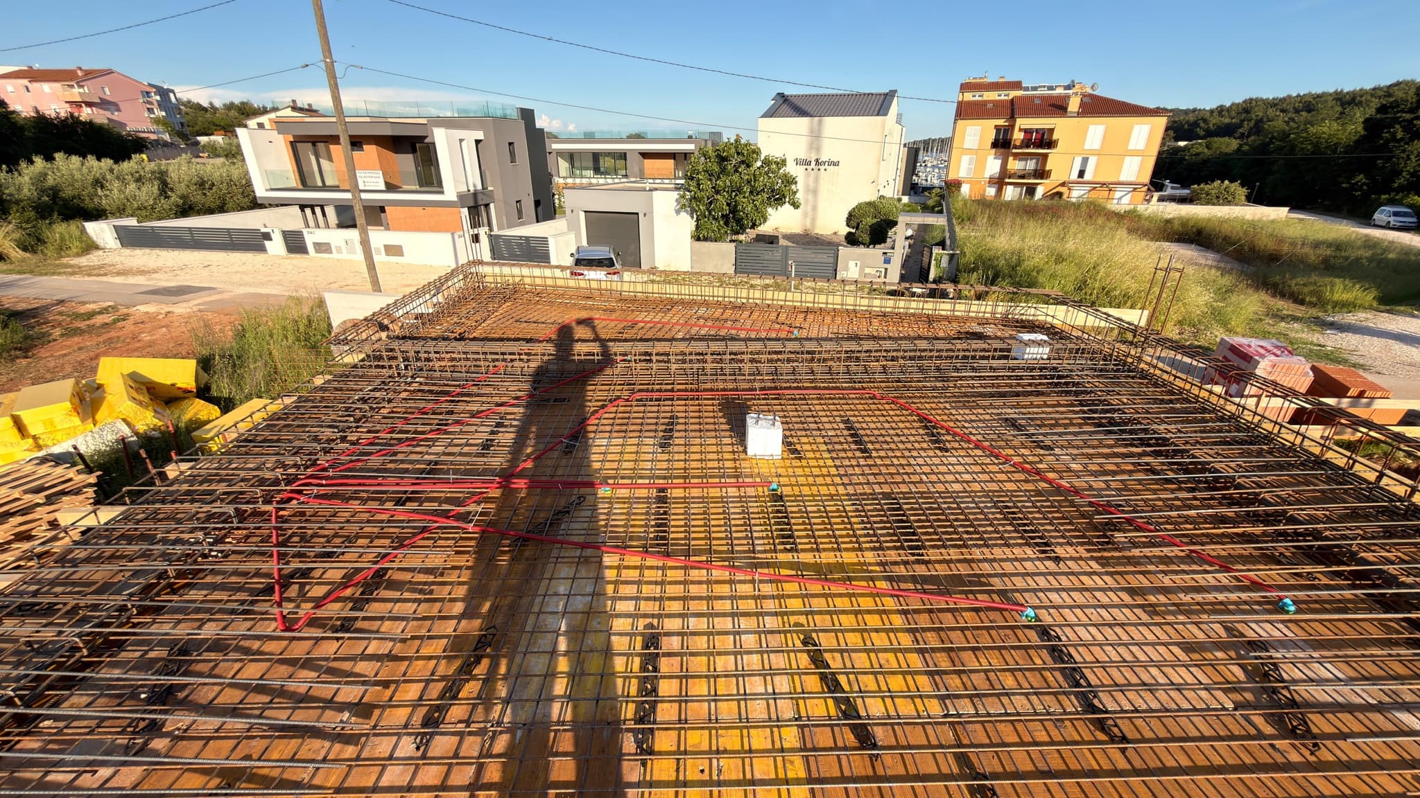 Instalacijski vodovi položeni u armaturu međukatne ploče prije betoniranja.