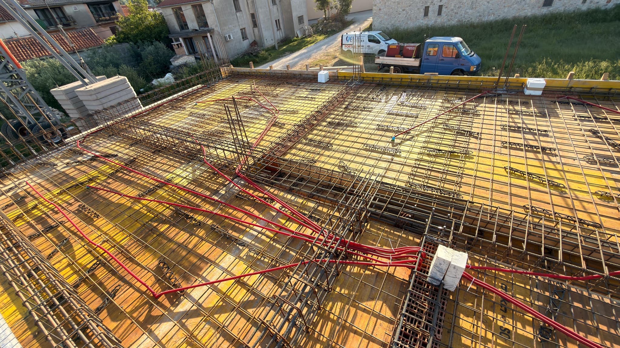Razvod vodova i kutije za rasvjetu u armaturi ploče novogradnje.