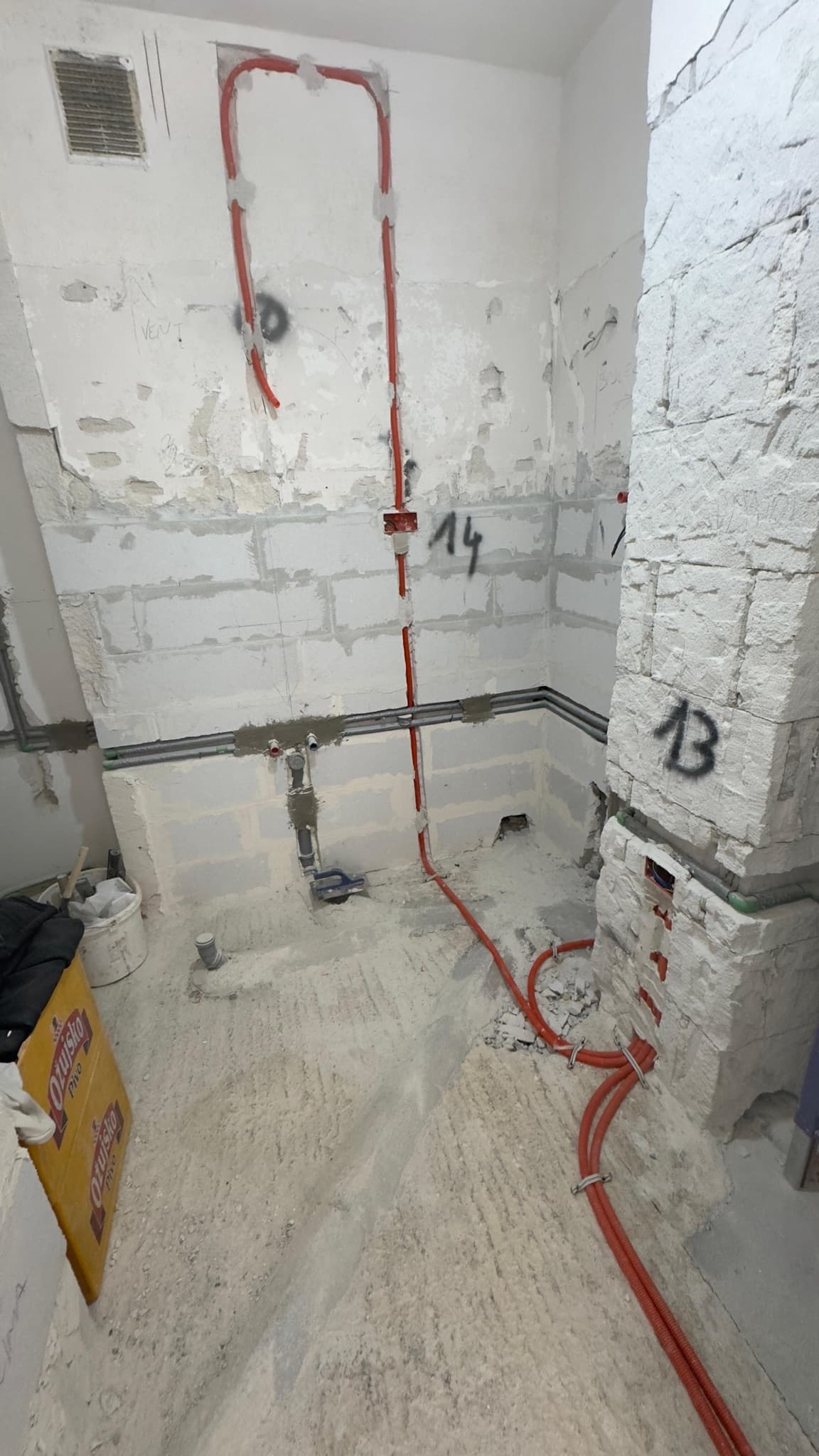 Elektro i vodovodne instalacije pripremljene u kupaonici prije završnih radova.