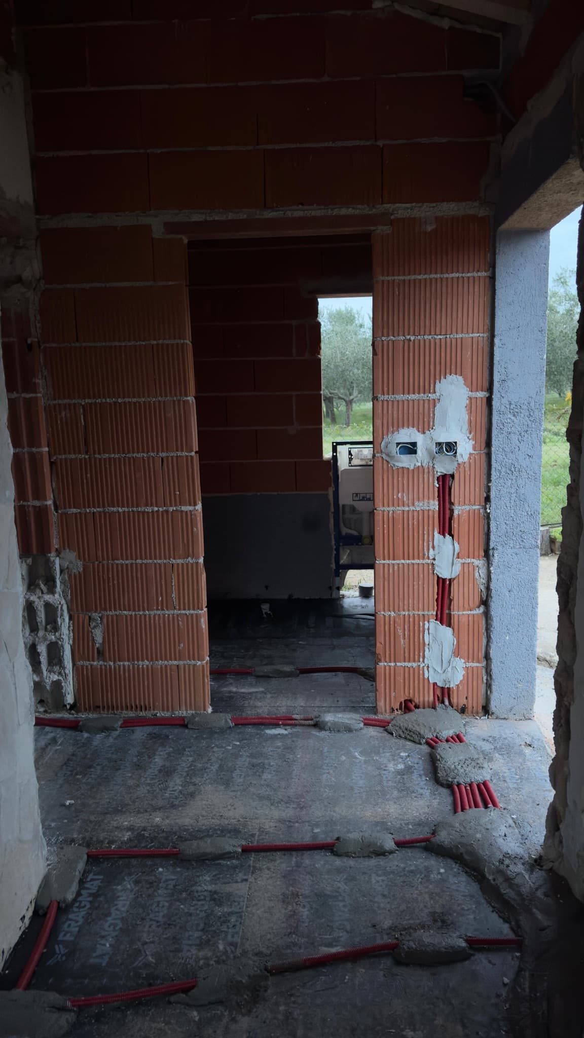Elektro razvod i instalacijske doze u zidovima novogradnje u fazi grubih radova.