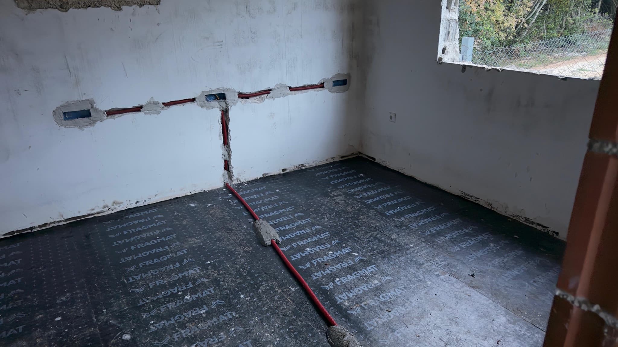 Instalacijski vod položen preko podne izolacije uz pripremljene zidne doze.