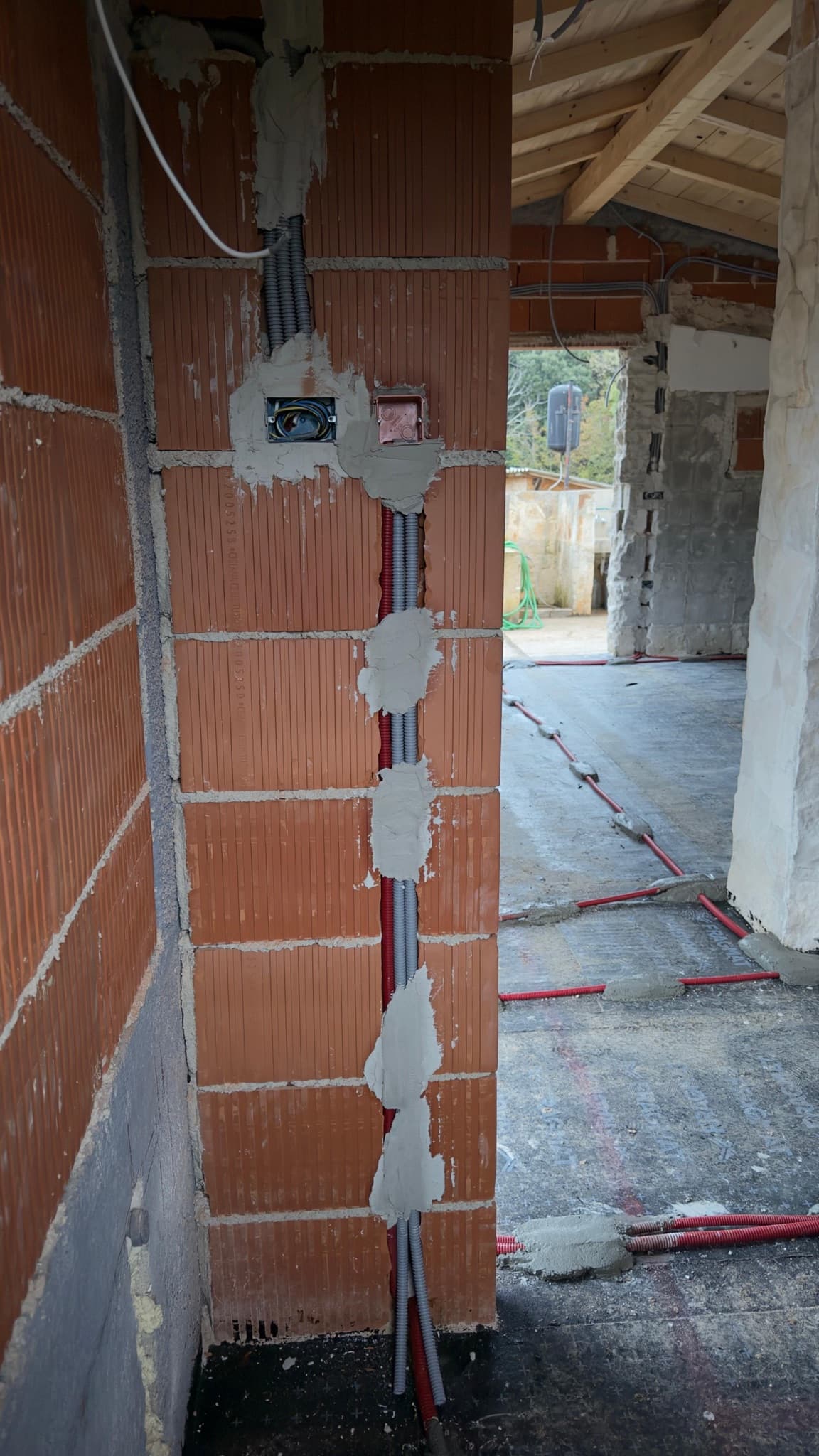 Vertikalni instalacijski vod ugrađen u zid od blok opeke i zatvoren žbukom.