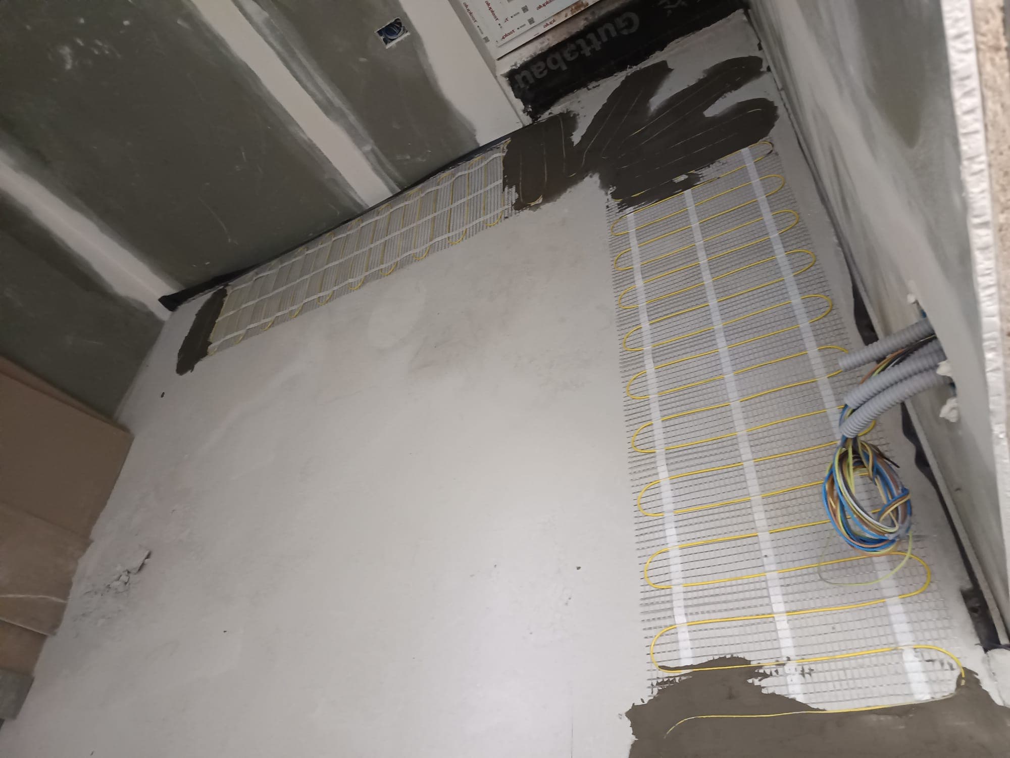 Grijaće mreže u spavaćoj sobi s pripremljenim priključnim vodom u zaštitnoj cijevi.