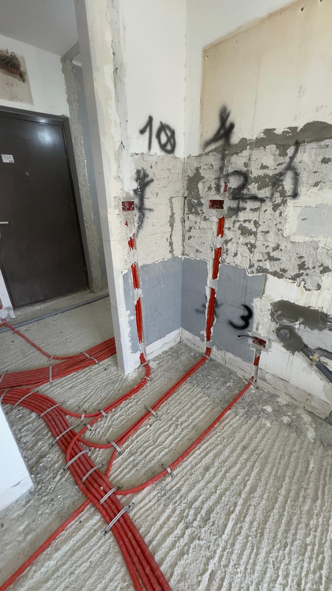 Oštembani zidovi s označenim mjestima utičnica tijekom adaptacije stana.