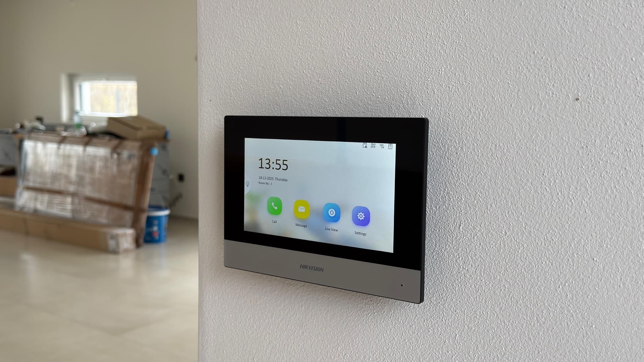 Zidni upravljački panel s ekranom osjetljivim na dodir u modernom interijeru.